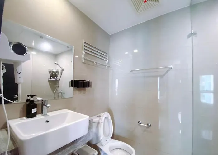 120 Sqm Modern 3 Bedrooms Highrise Facing Bay Sunset, Near Airports, Okada Casino, Solaire Casino, Moa With Free Parking Apartment