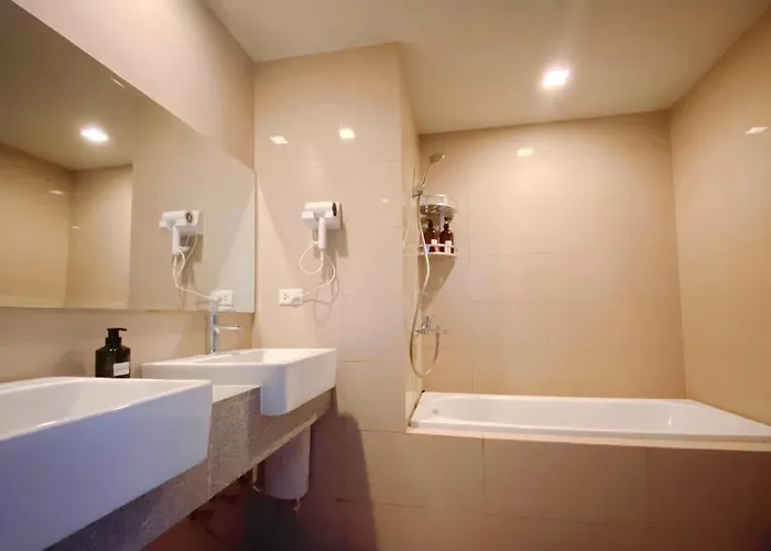 Apartment 120 Sqm Modern 3 Bedrooms Highrise Facing Bay Sunset, Near Airports, Okada Casino, Solaire Casino, Moa With Free Parking *